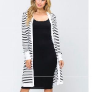 Magic Fit size M off white and black lightweight cardigan with pockets.